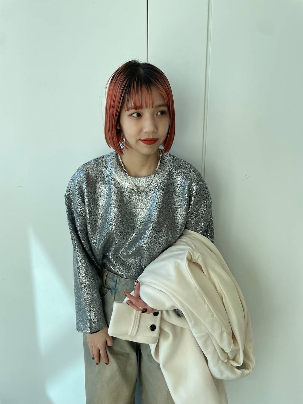 ブルー系のデニムパンツ、グレー系のニット/セーターを着用したレディースの冬コーディネートの4枚目の写真