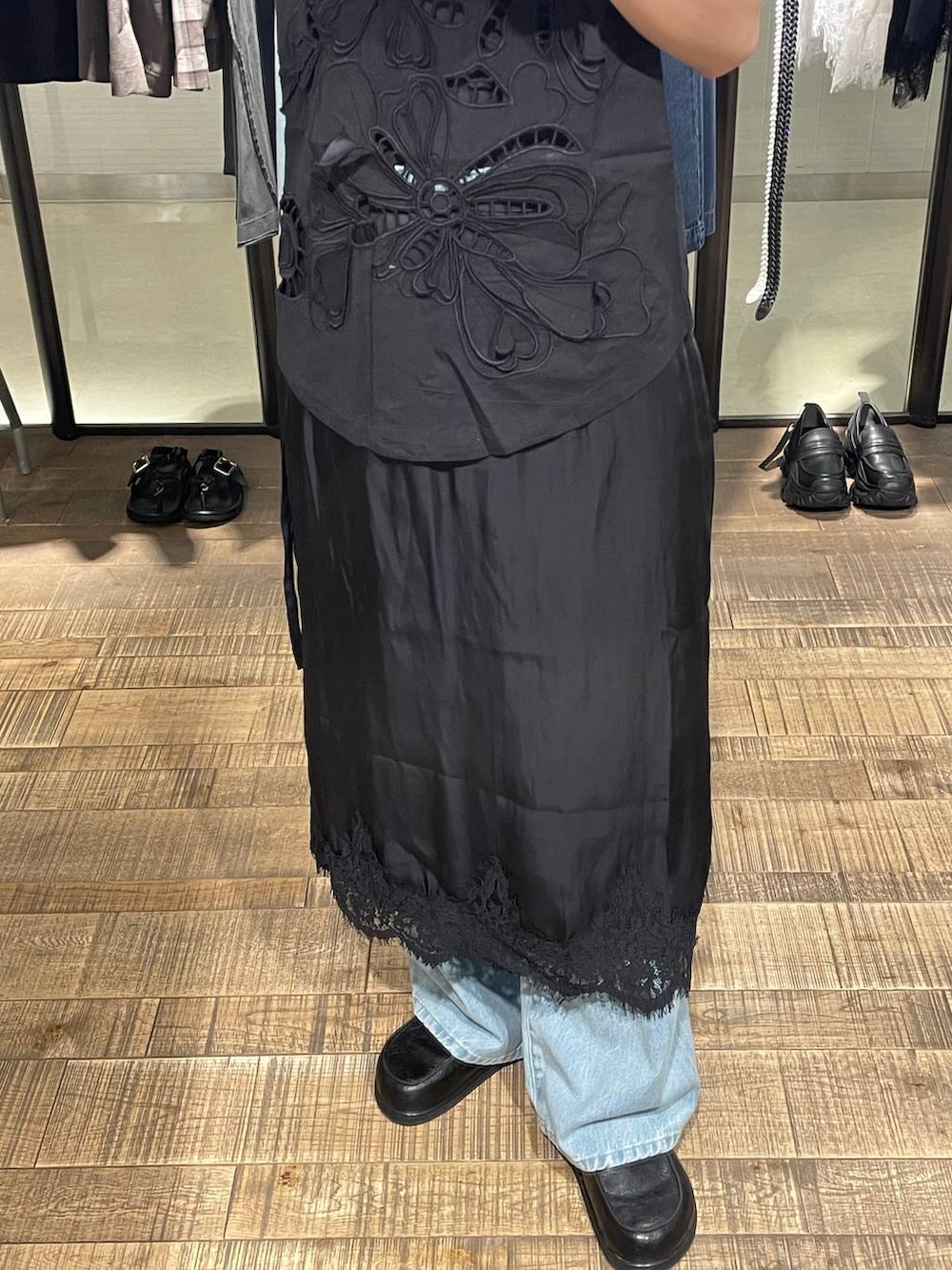 ブラック系のローファー、ブルー系のデニムパンツ、ブラック系のシャツ/ブラウスを着用したレディースの夏コーディネートの3枚目の写真