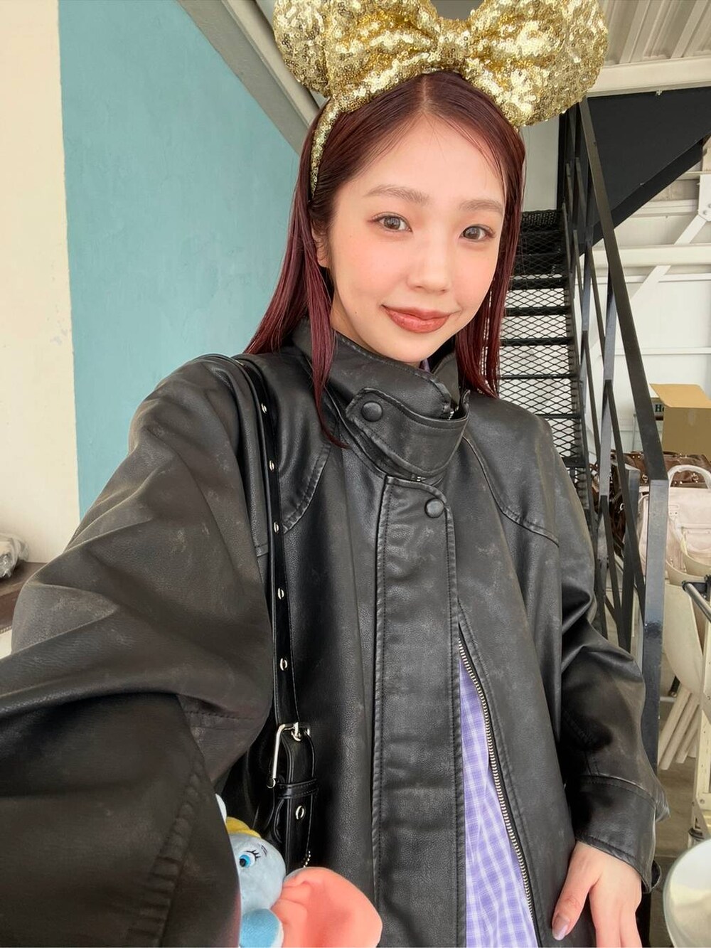 ブラック系のローファー、ブラック系のショルダーバッグ、ブラック系のライダースジャケットを着用したレディースの冬コーディネートの5枚目の写真