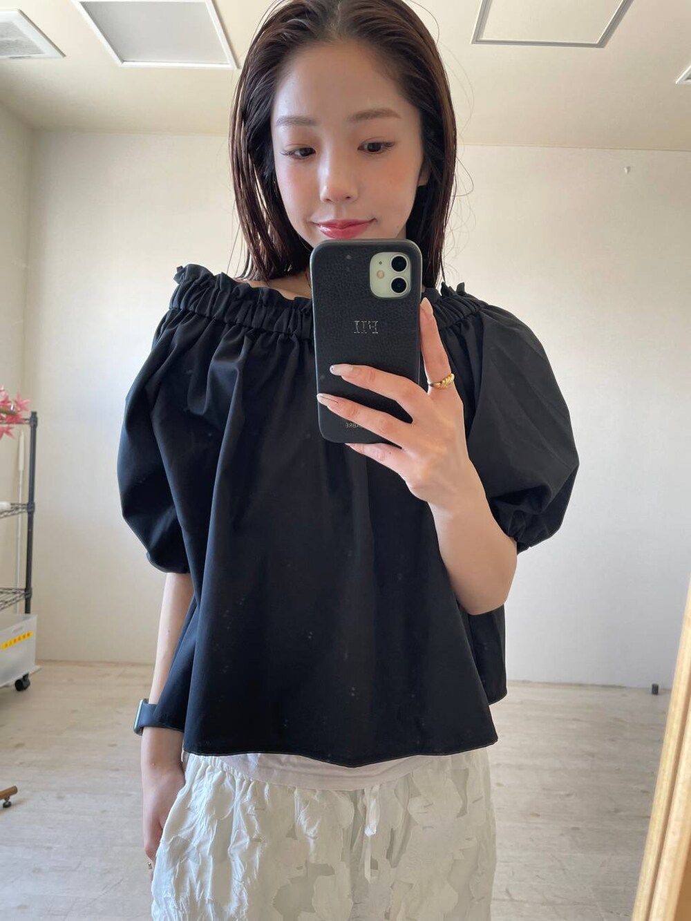 ホワイト系のキャミソール、ブラック系のローファー、ホワイト系のその他パンツを着用したレディースの春コーディネートの2枚目の写真