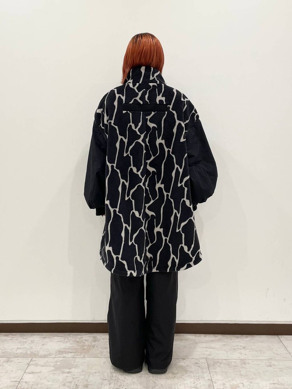 ブラック系のブルゾン、ブラック系のブーツ、ブラック系のカーゴパンツを着用したレディースの秋コーディネートの3枚目の写真