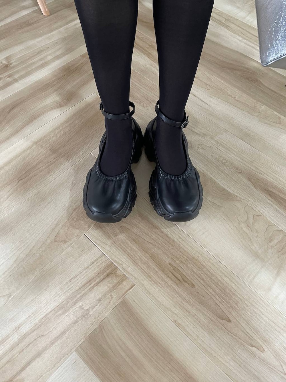 ブラック系のシャツ/ブラウス、ブラック系のその他パンツ、ブラック系のスニーカーを着用したレディースの夏コーディネートの9枚目の写真