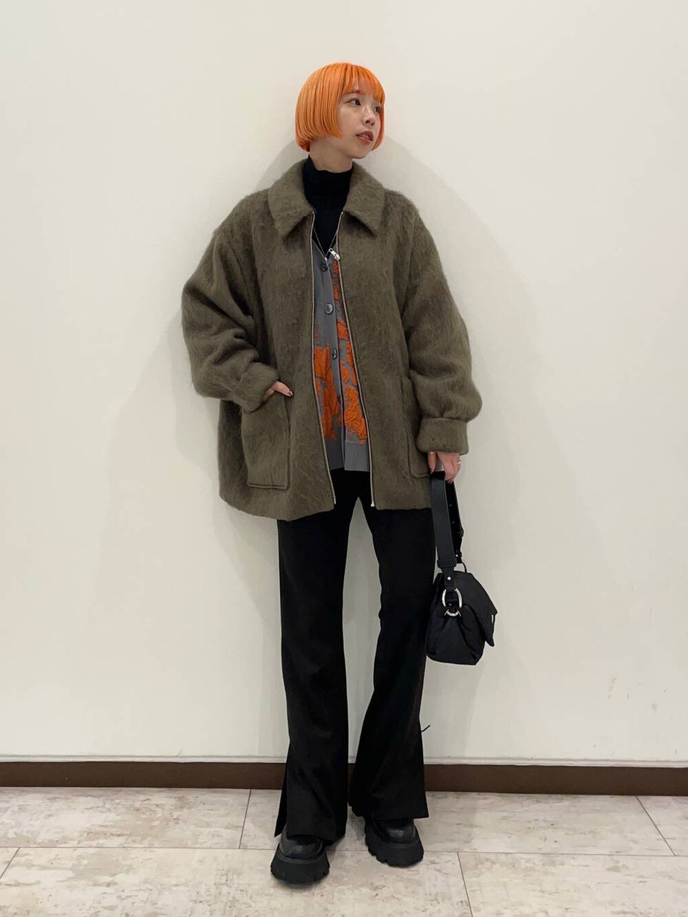 グレー系のカーディガン/ボレロ、ブラック系のTシャツ/カットソー、ブラック系のその他パンツを着用したレディースの冬コーディネートの2枚目の写真