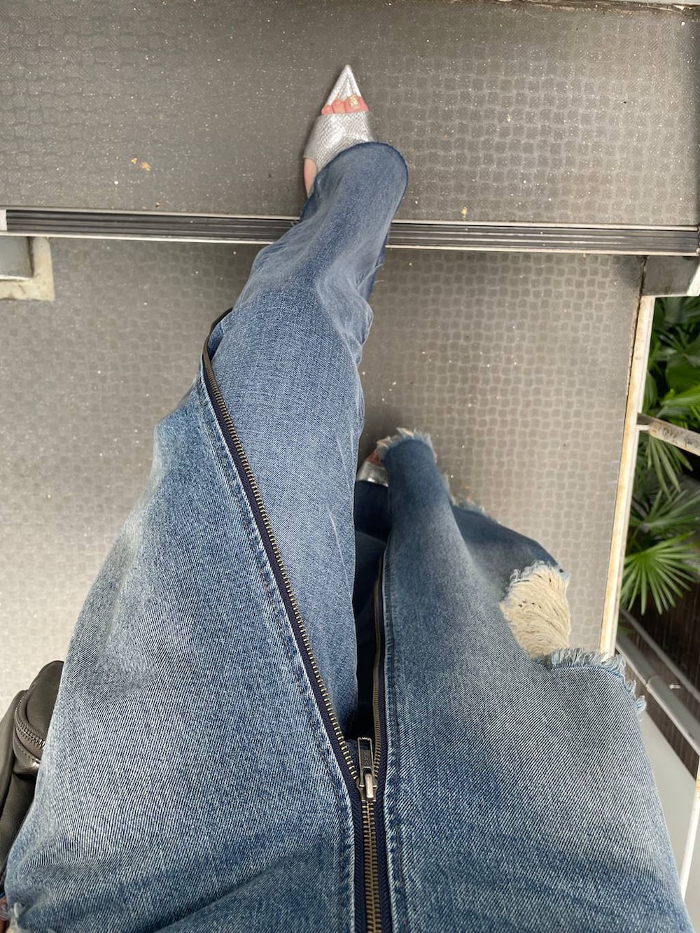 シルバー系のサンダル、ブルー系のスカート、シルバー系のショルダーバッグを着用したレディースの夏コーディネートの7枚目の写真