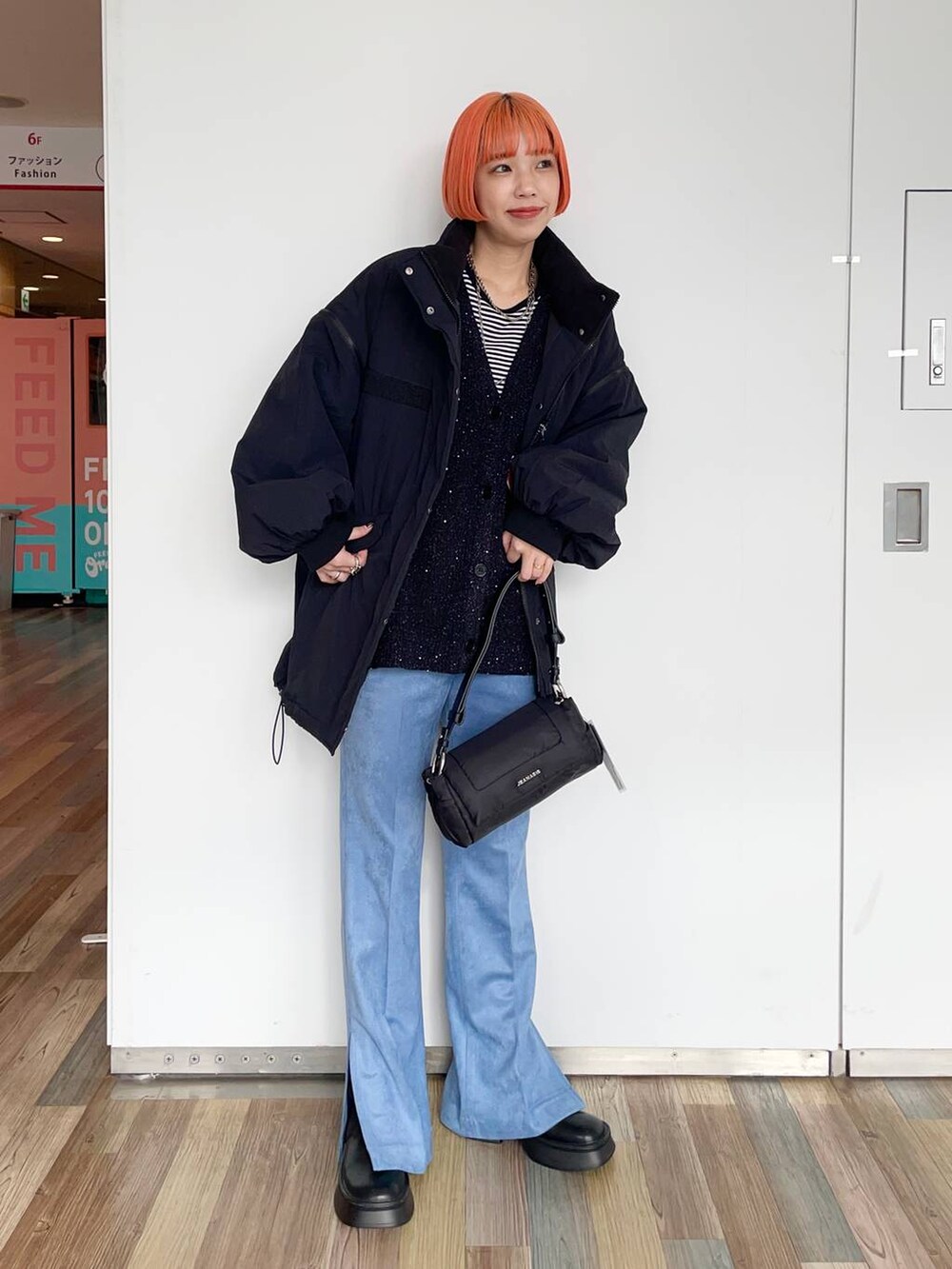 ブラック系のブーツ、ブラック系のナイロンジャケット、ブルー系のその他パンツを着用したレディースの冬コーディネートの2枚目の写真