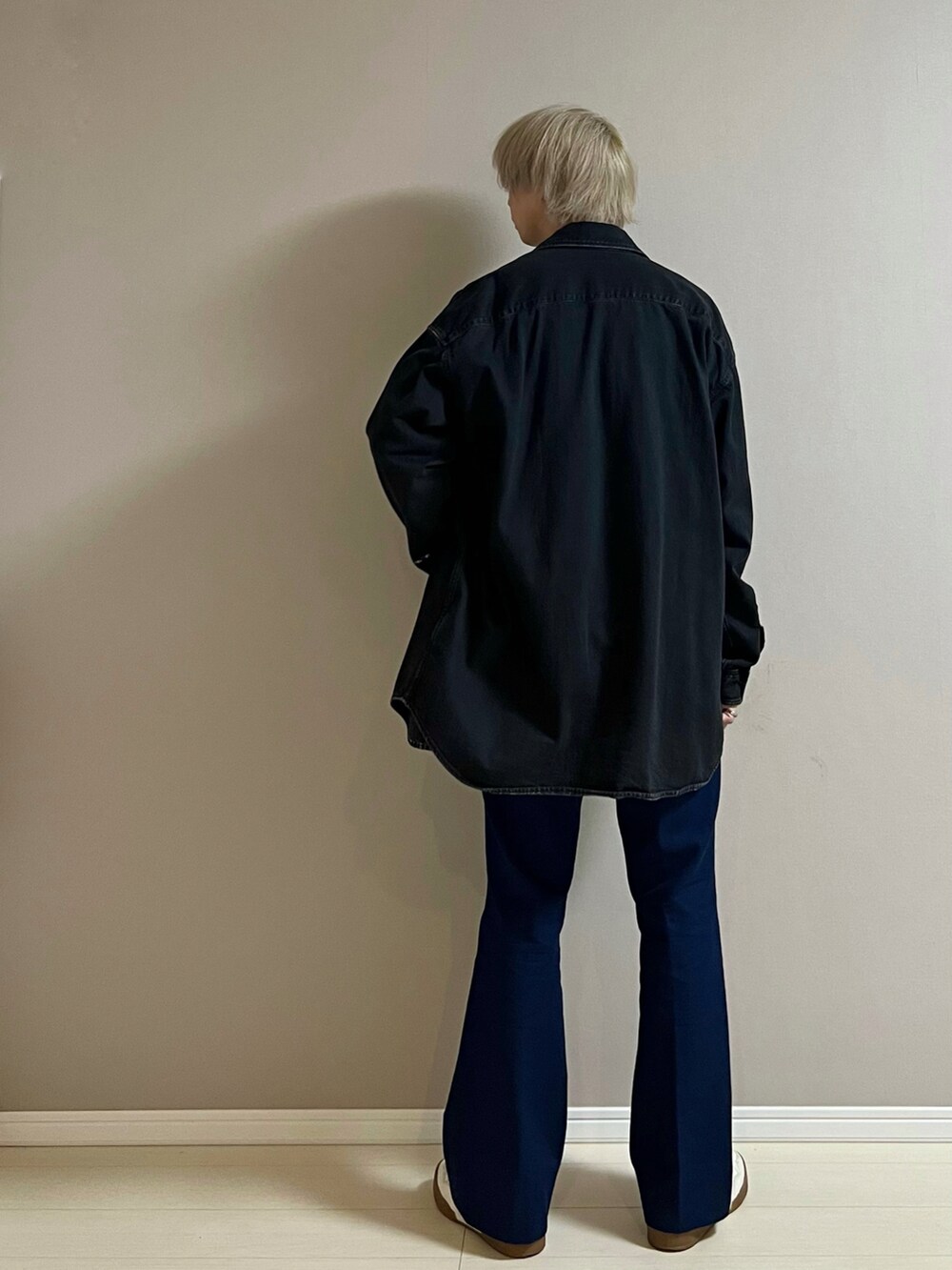 「デニム、モヘヤニット、ニット、フレアパンツ、スニーカー、ビックシルエット、JHON LAWLENCE SULLIVAN、MARNI、RAF SIMONS、Stella McCartney」｜「RAF SIMONSのFlared uni pants（その他パンツ、ブルー系）」を使った、Honeyさん（メンズ・176cm）の秋コーディネートの3枚目の写真