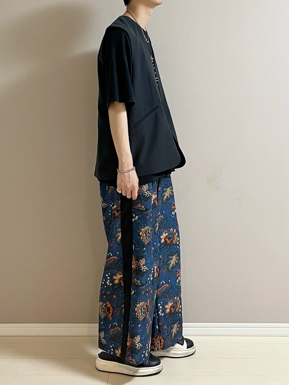 ブラック系のスニーカー、その他のその他パンツ、グレー系のベストを着用したメンズの夏コーディネートの2枚目の写真