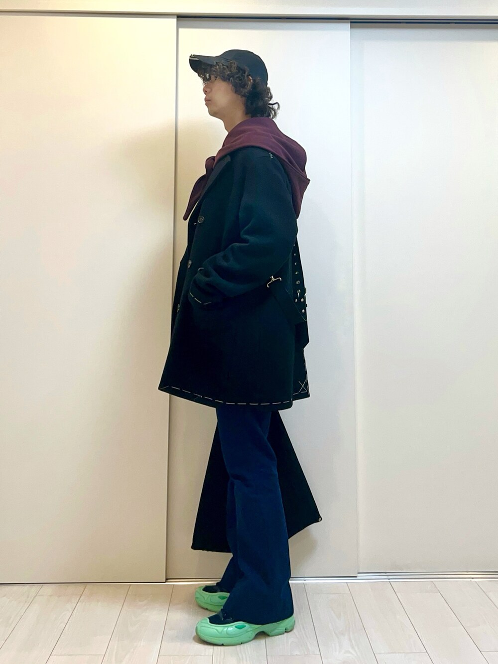 「冬コーデ、シンプルスタイル、レイヤードスタイル、ラフコーデ、パーカー、フレアパンツ、スニーカー、キャップ、トートバッグ、カジュアルコーデ、BALENCIAGA、adidas」|「RAF SIMONS (RUNNER)のPHARAXUS(スニーカー、ブルー系)」を使った、Honeyさん(メンズ・176cm)の冬コーディネートの2枚目の写真