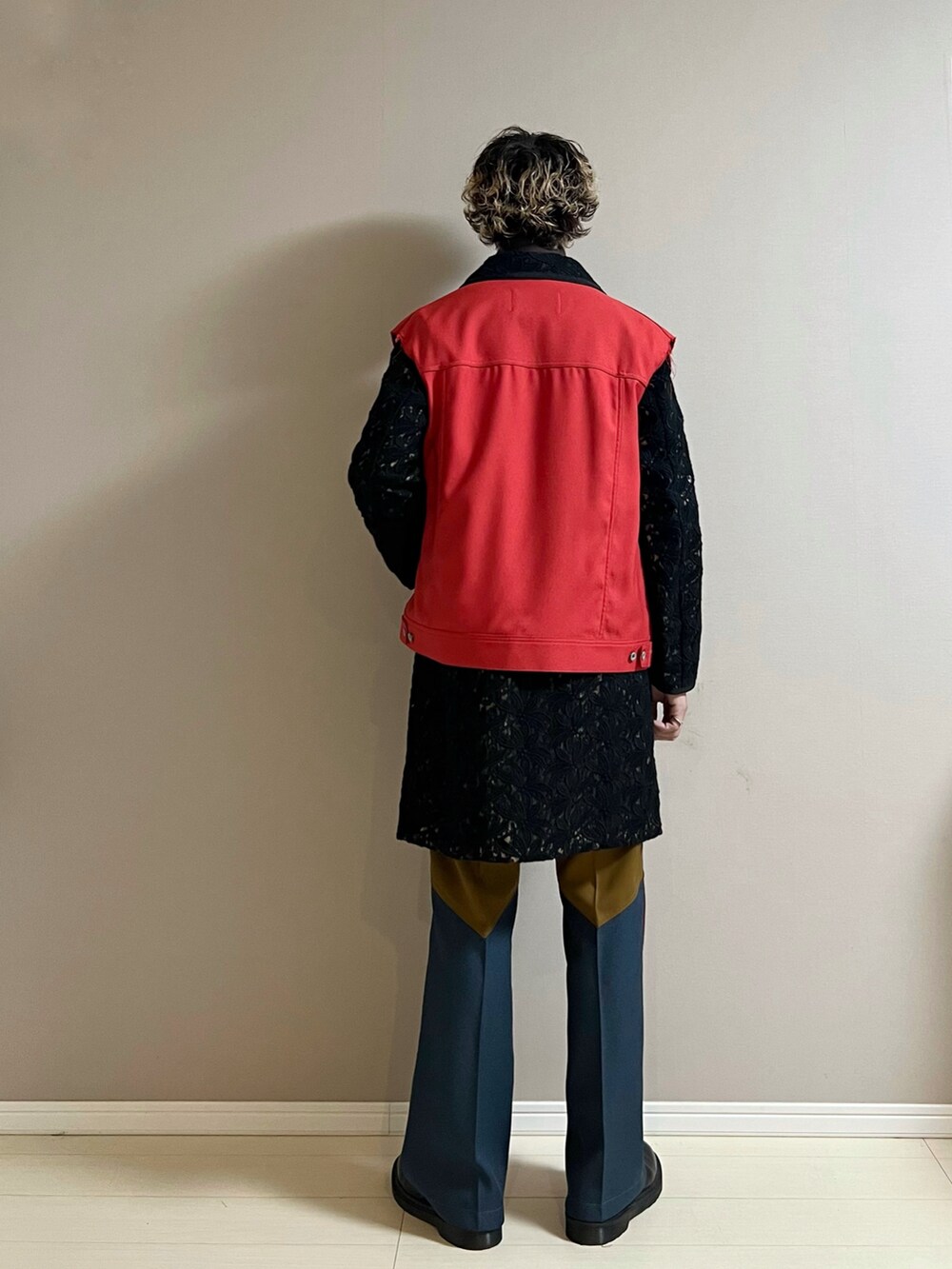 ブラック系のスリッポン、その他のスラックス、レッド系のブルゾンを着用したメンズの冬コーディネートの3枚目の写真