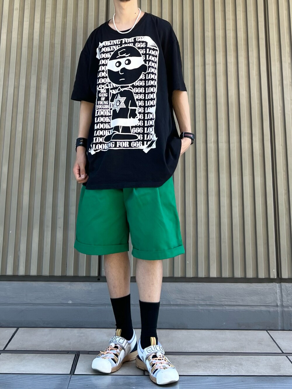 ベージュ系のその他シューズ、グリーン系のその他パンツ、ブルー系のボディバッグ/ウエストポーチを着用したメンズの夏コーディネートの2枚目の写真