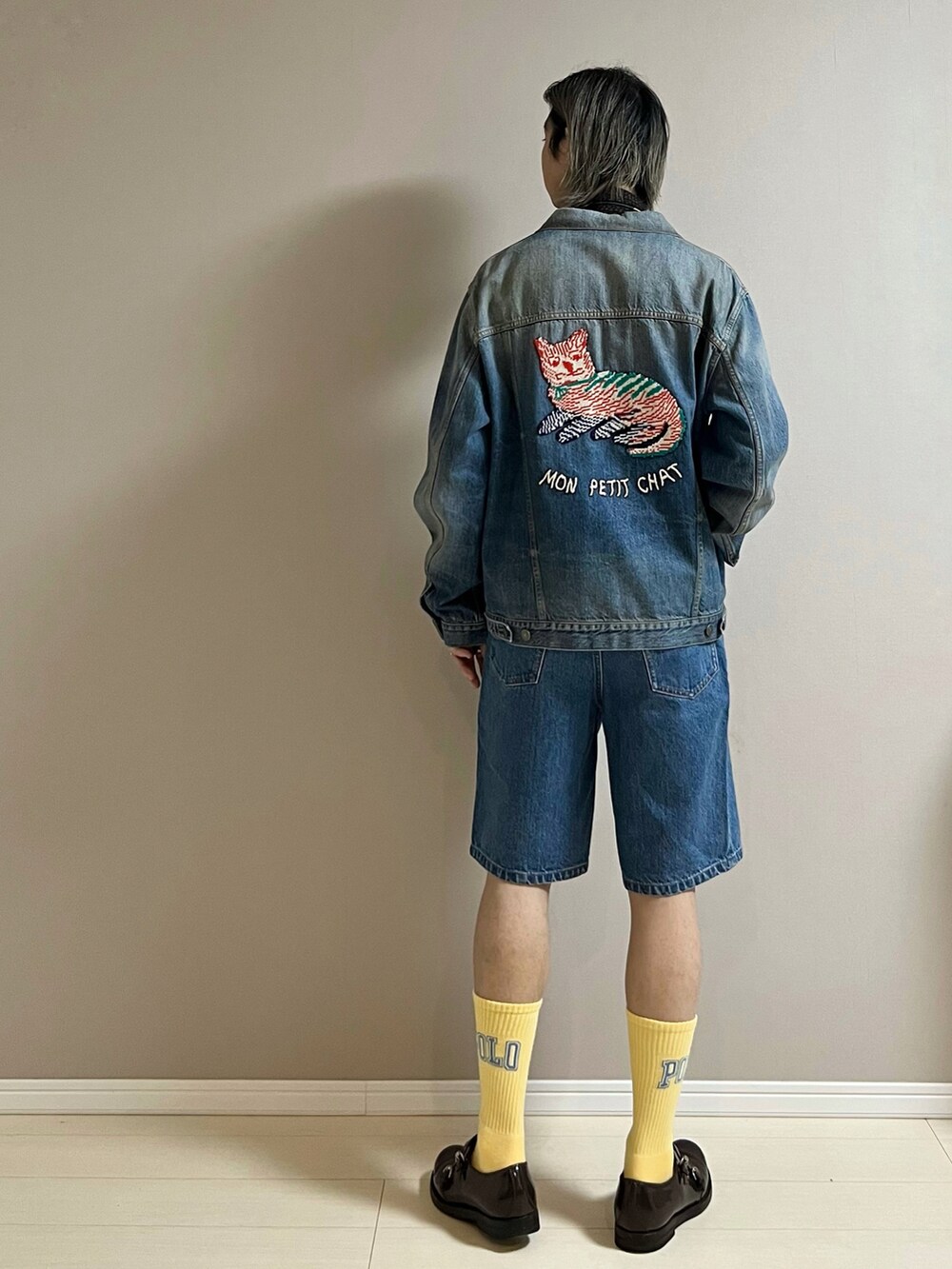 「デニムジャケット、シャツスタイル、ネクタイ、デニム、デニムパンツ、ショートパンツ、ソックス、革靴、トートバッグ、休日スタイル、GUCCI、saint laurent paris、A.P.C.」｜「GUCCIのアイテム（デニムジャケット、ブルー系）」を使った、Honeyさん（メンズ・176cm）の春コーディネートの3枚目の写真