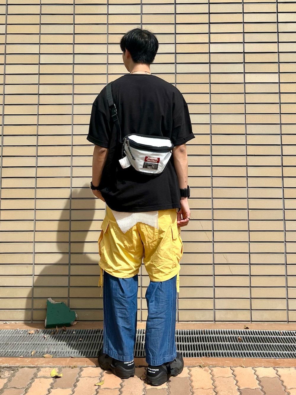 「夏服、夏服コーデ、夏コーデ、ゆるコーデ、Tシャツコーデ、スニーカーコーデ、レイヤードスタイル」|「COMME des GARCONS HOMME PLUSのアイテム(シューズ、ブラック系)」を使った、Honeyさん(メンズ・176cm)の夏コーディネートの3枚目の写真