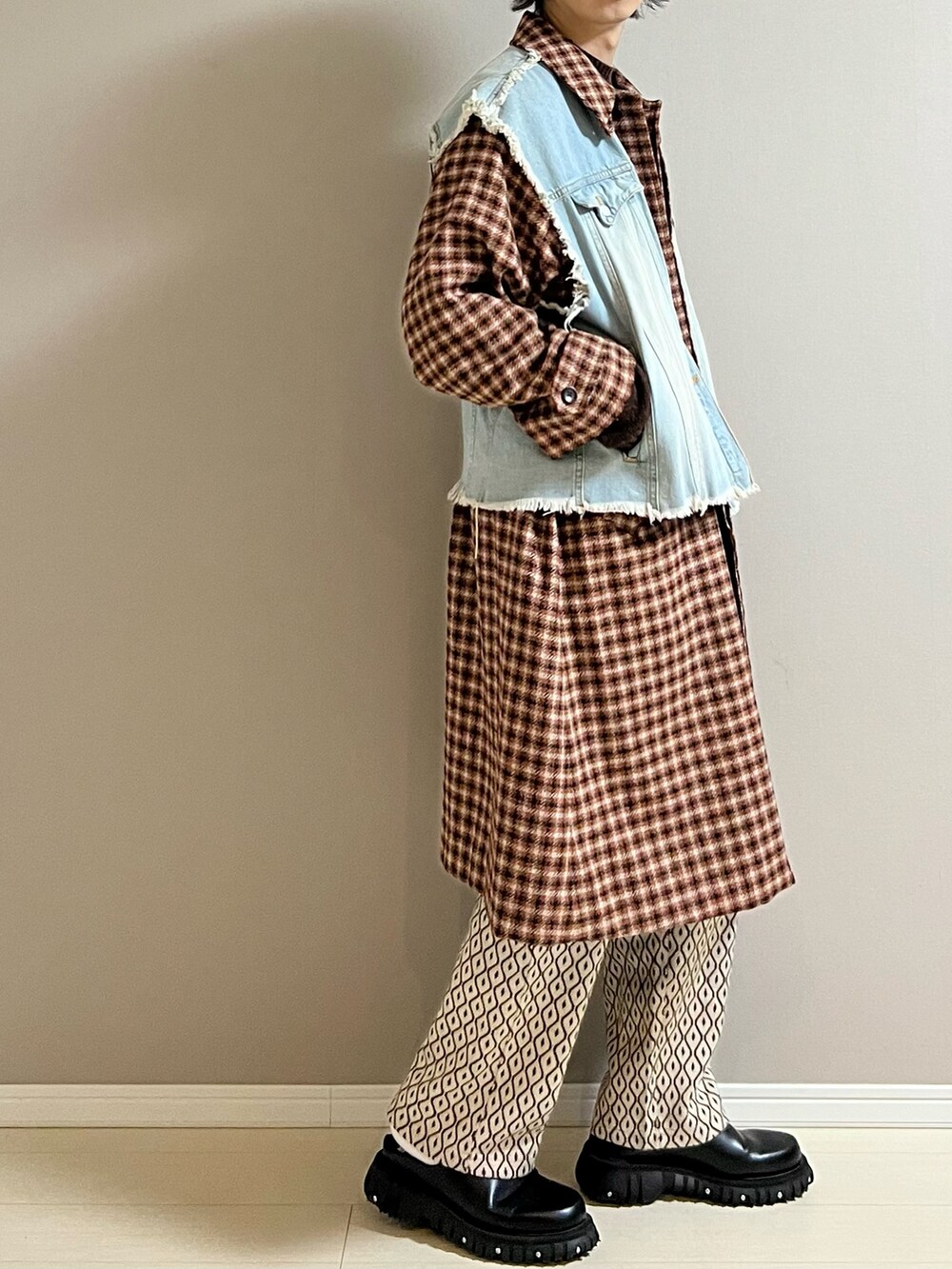「コート、ニット、ベスト、ニットパンツ、ミュール、チェック、厚底シューズ、レイヤードスタイル、SHIPS、factotum、iroquois、JOURNAL STANDARD relume、PHILEO」｜「SHIPSのSU: ビッグシルエット MOON ステンカラー コート（ステンカラーコート、オレンジ系）」を使った、Honeyさん（メンズ・176cm）の冬コーディネートの3枚目の写真