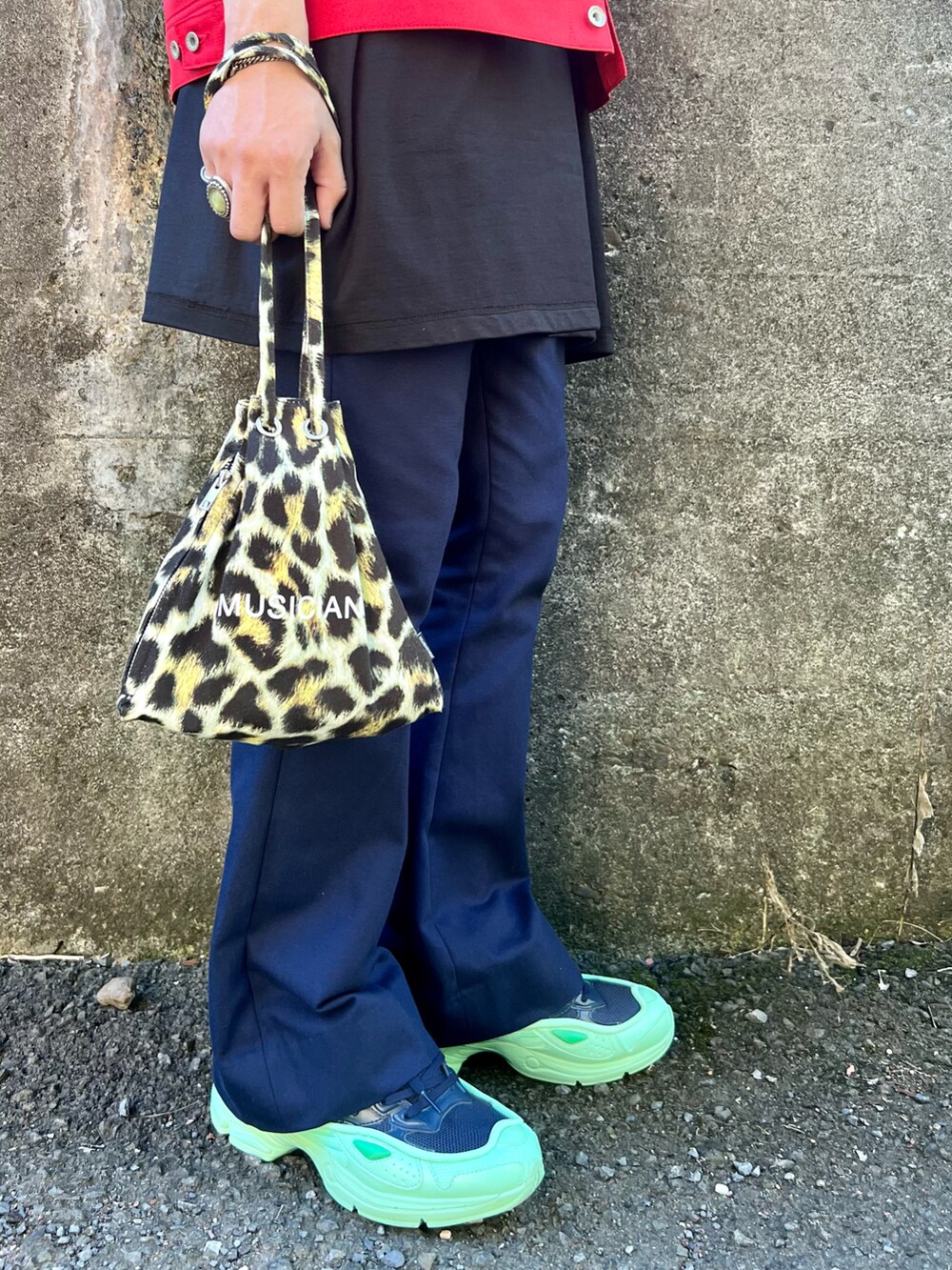 ブルー系のスニーカー、ブルー系のその他パンツ、イエロー系のショルダーバッグを着用したメンズの秋コーディネートの4枚目の写真