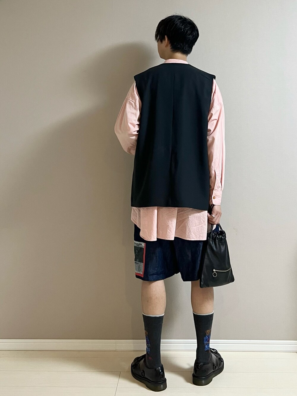 「シャツスタイル、バンドカラーシャツ、ベスト、ハーフパンツ、ショートパンツ、巾着バッグ、ミニバッグ、休日スタイル、初夏コーデ、ビッグシルエット」|「Vivienne Westwood MANのバンドカラー チュニックシャツ【209042 7257】(シャツ/ブラウス、ピンク系)」を使った、Honeyさん(メンズ・176cm)の春コーディネートの3枚目の写真