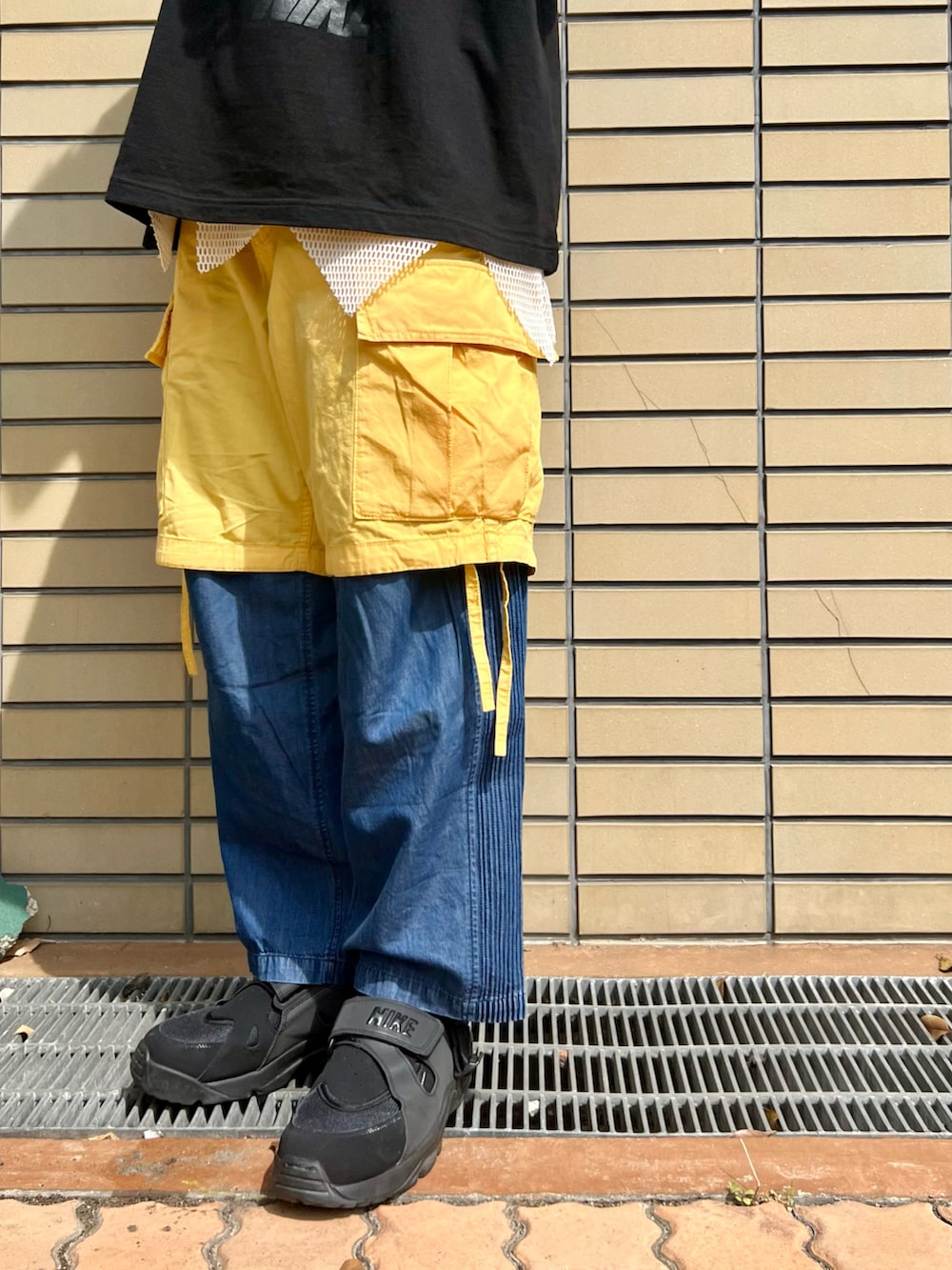 「夏服、夏服コーデ、夏コーデ、ゆるコーデ、Tシャツコーデ、スニーカーコーデ、レイヤードスタイル」|「COMME des GARCONS HOMME PLUSのアイテム(シューズ、ブラック系)」を使った、Honeyさん(メンズ・176cm)の夏コーディネートの5枚目の写真