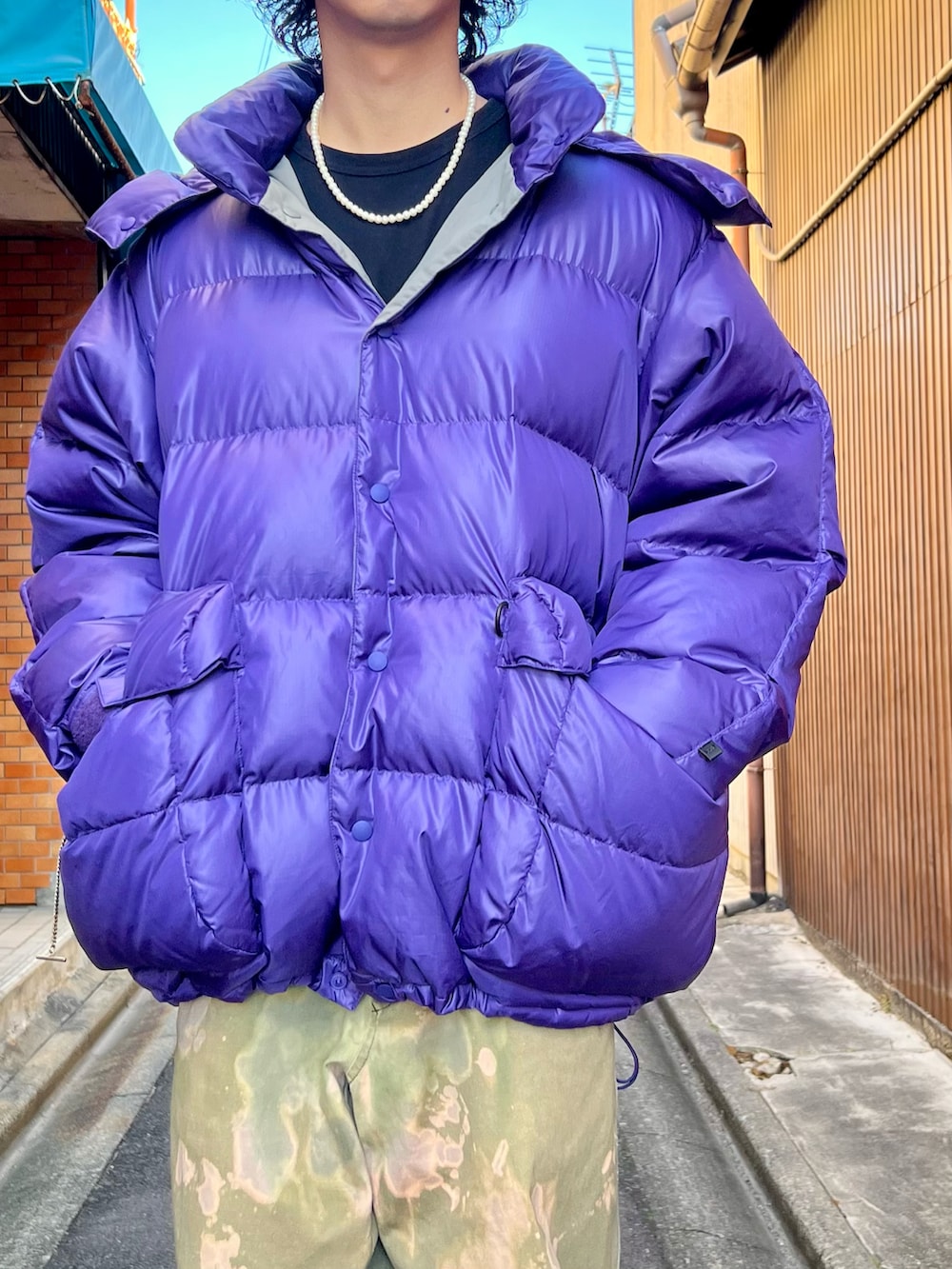 「冬コーデ、クリスマスに着たい服、シンプルコーデ、お出かけコーデ、シンプル、ダウンジャケット、休日スタイル、冬アウター、ゆるコーデ、SUBU、ワイドパンツ」｜「DAIWA PIER39のDAIWA PIER39 TECH BACK PACKER DOWN PARKA BW-21022W（ダウンジャケット/コート、パープル系）」を使った、Honeyさん（メンズ・176cm）の冬コーディネートの4枚目の写真