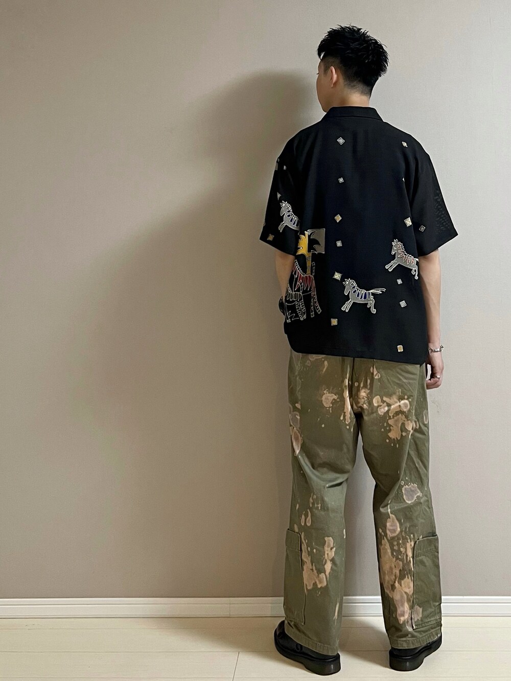 「柄シャツ、オープンカラーシャツ、半袖シャツ、古着MIX、カーゴパンツ、ワイドパンツ、革靴、夏コーデ、休日スタイル、used」｜「Y'sのアイテム（パンツ、グリーン系）」を使った、Honeyさん（メンズ・176cm）の夏コーディネートの3枚目の写真