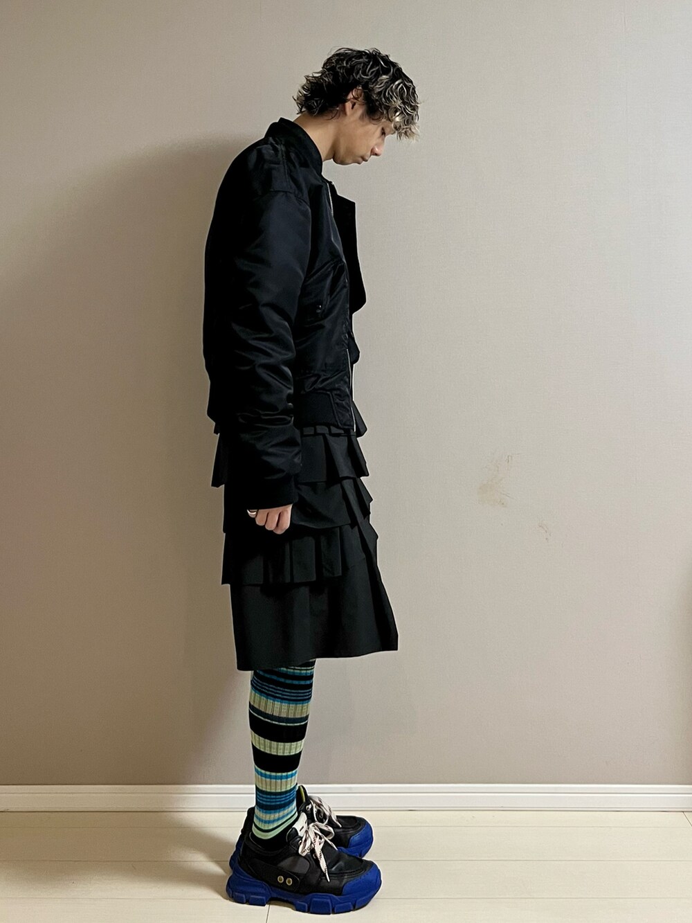 ブラック系のスニーカー、ブラック系のその他パンツ、ブラック系のMA-1を着用したメンズの春コーディネートの2枚目の写真