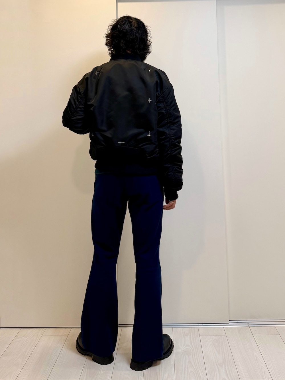 ブルー系のその他パンツ、ブラック系のドレスシューズ、グリーン系のベストを着用したメンズの春コーディネートの3枚目の写真