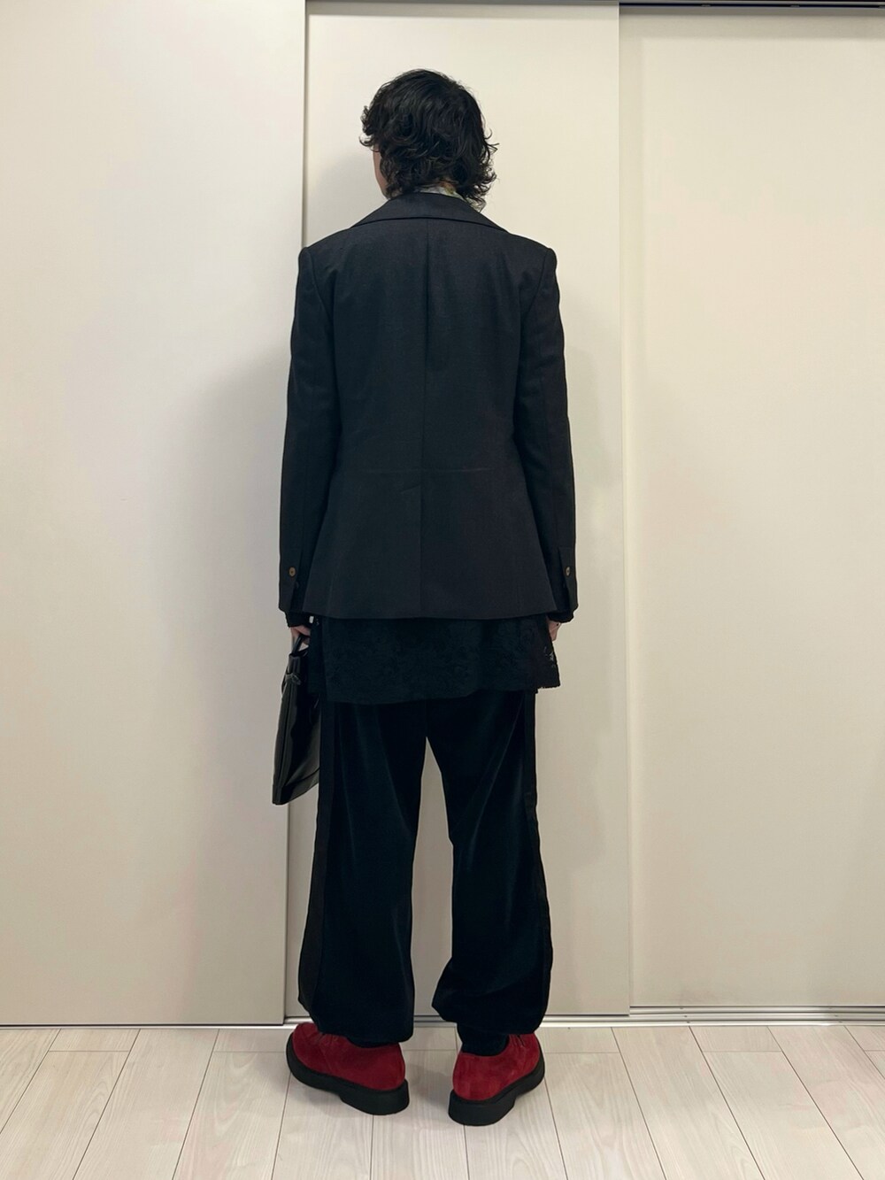 グレー系のテーラードジャケット、ブラック系のTシャツ/カットソー、ブラック系のパンツを着用したメンズの冬コーディネートの3枚目の写真