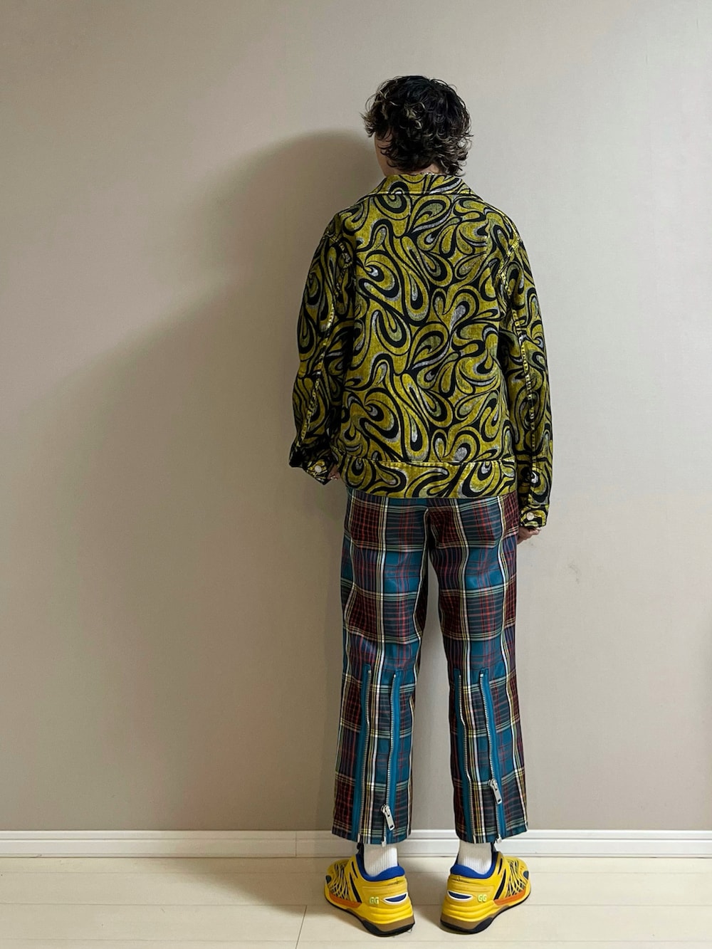 「デニム、デニムジャケット、デニムパンツ、Tシャツ、スニーカー、春服、春のNewスタイル、休日スタイル、春コーデ、春アウター」｜「KIDILLのKIDILL/キディル/DOCKING BONDAGE PANTS/ドッキングボンテージパンツ（その他パンツ、ブラック系）」を使った、Honeyさん（メンズ・176cm）の春コーディネートの3枚目の写真