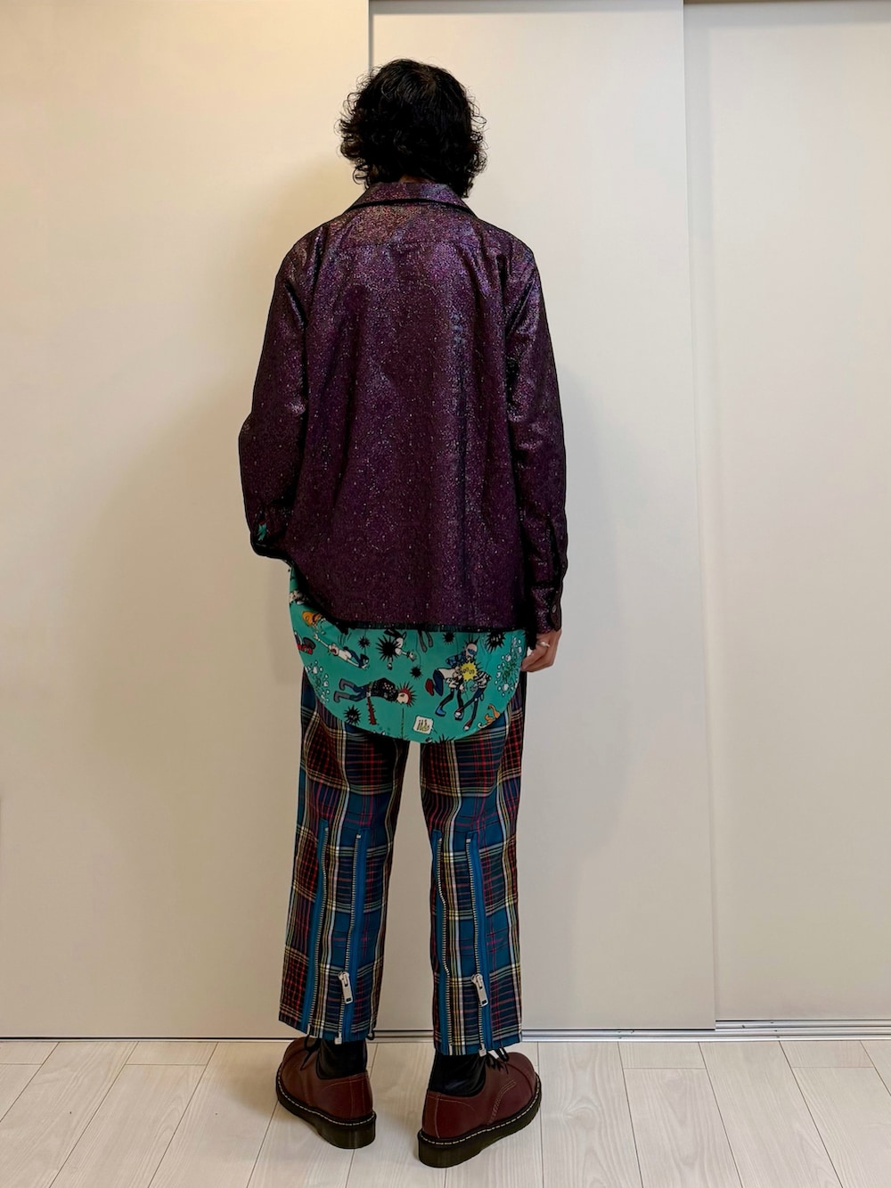 その他のブーツ、グリーン系のシャツ/ブラウス、パープル系のシャツ/ブラウスを着用したメンズの春コーディネートの3枚目の写真