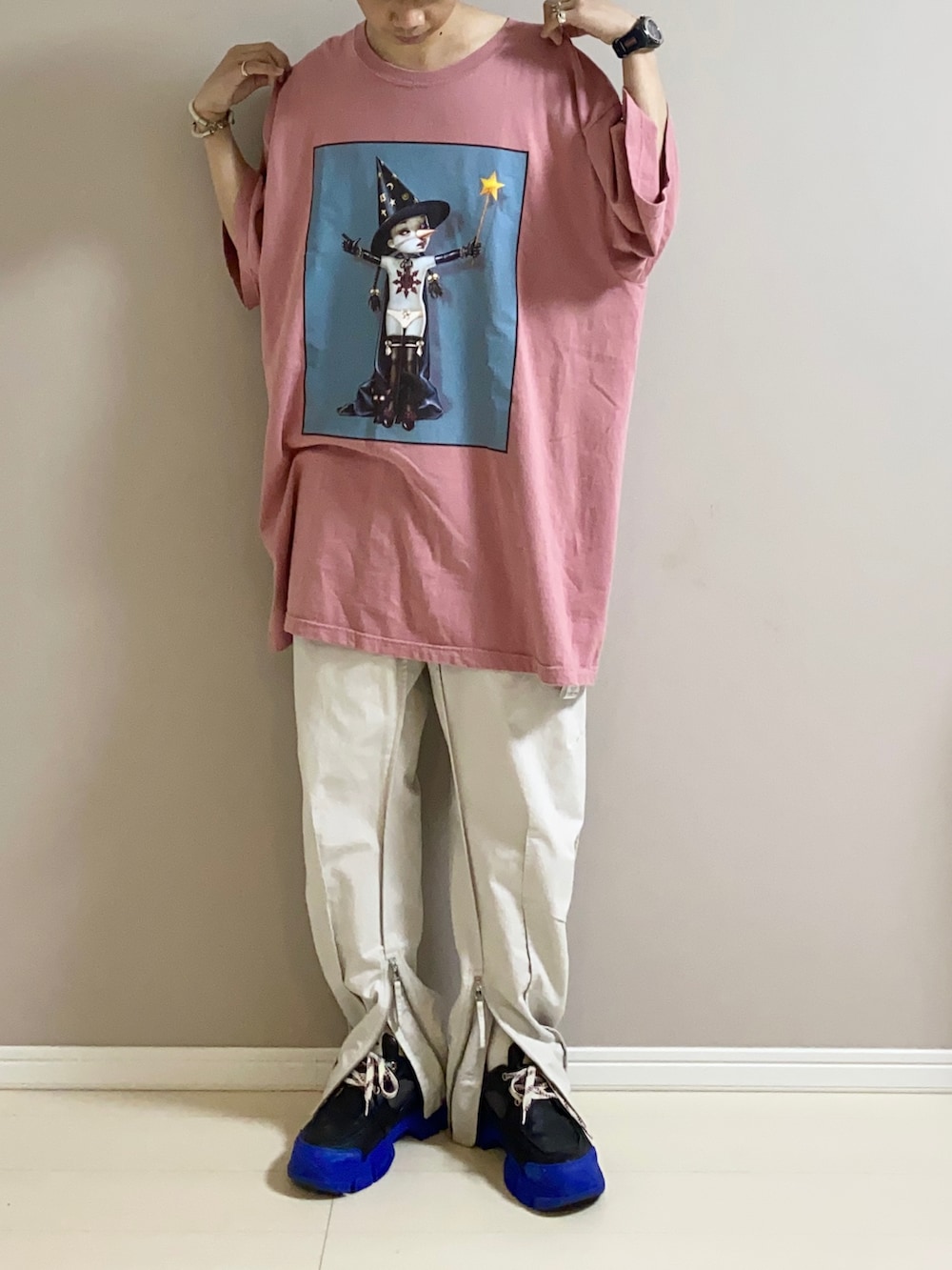 「夏コーデ、ピンク、厚底シューズ、パラシュートパンツ、シンプルコーデ、ラフ、オーバーサイズ、ビッグシルエット、スニーカー、KIDILL、EDWIN、GUCCI」｜「ISABEL MARANTのISABEL MARANT TILSEN コットン ミリタリーパンツ（その他パンツ、ベージュ系）」を使った、Honeyさん（メンズ・176cm）の夏コーディネートの2枚目の写真