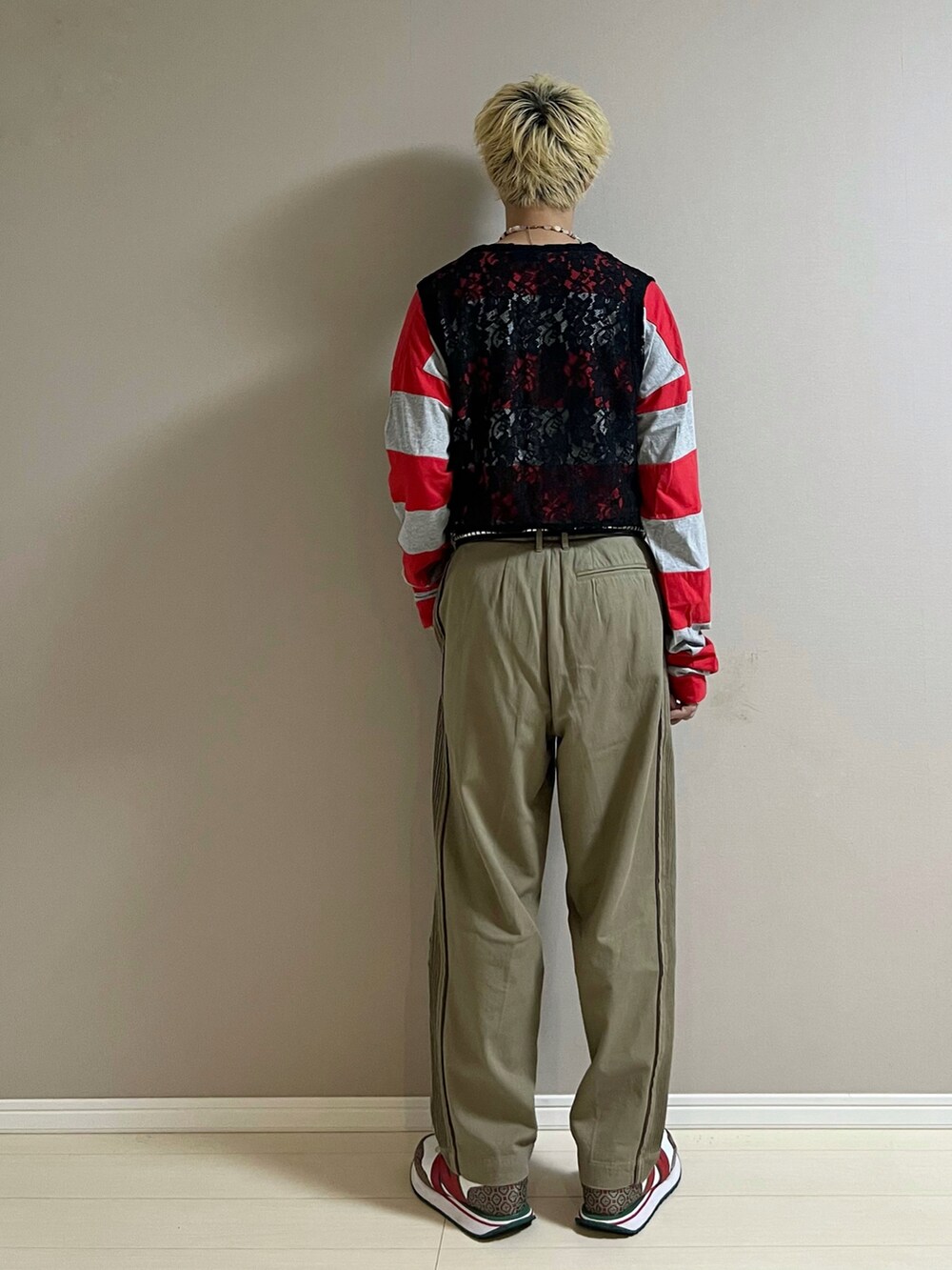 グリーン系のその他パンツ、レッド系のスニーカー、ブラック系のタンクトップを着用したメンズの秋コーディネートの3枚目の写真