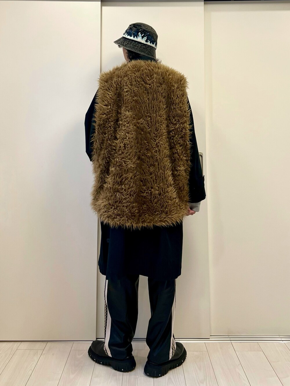 「真冬のあったかスタイル、メンズファッション、休日コーデ、ラフコーデ、オーバーサイズ、冬アウター、リラックススタイル、ロングコート、レイヤードスタイル、バケットハット」｜「SASQUATCHfabrix.のSYNTHETIC LEATHER TRACK PANTS（その他パンツ、ブラック系）」を使った、Honeyさん（メンズ・176cm）の冬コーディネートの3枚目の写真