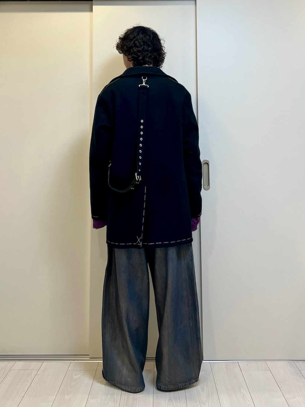 「冬コーデ、マイベストコーデ2024、休日スタイル、冬服、アウター、ニット、デニム、デニムパンツ、ワイドパンツ、ローファー、トートバッグ」｜「PORTVELの＜PORTVEL＞ PEA COAT/ピーコート（ピーコート、ブラック系）」を使った、Honeyさん（メンズ・176cm）の冬コーディネートの3枚目の写真