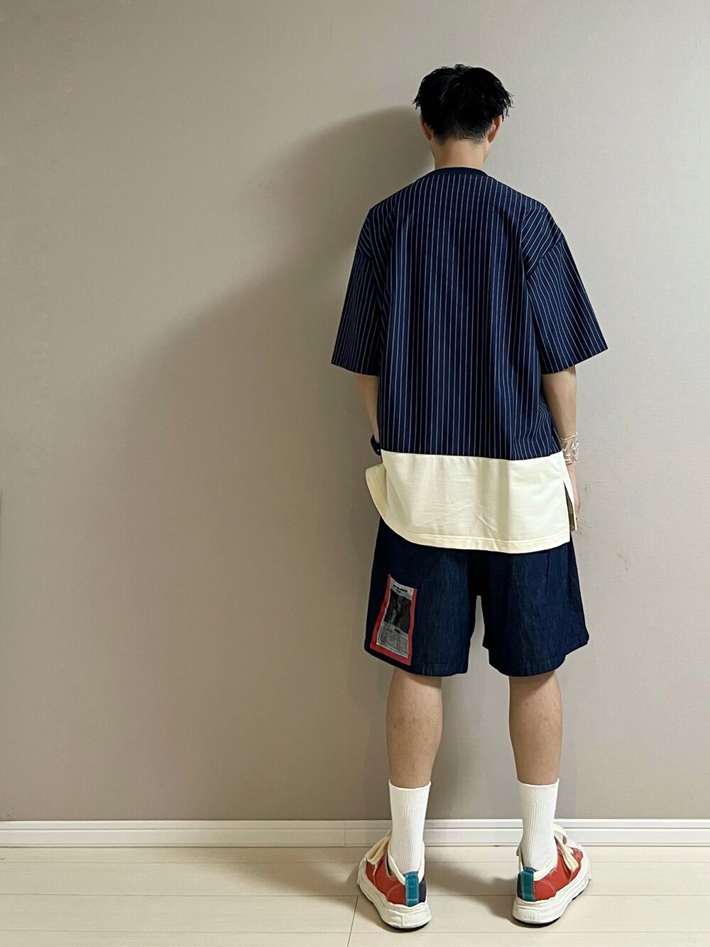 その他のスニーカー、ブルー系のその他パンツ、ブルー系のTシャツ/カットソーを着用したメンズの夏コーディネートの3枚目の写真
