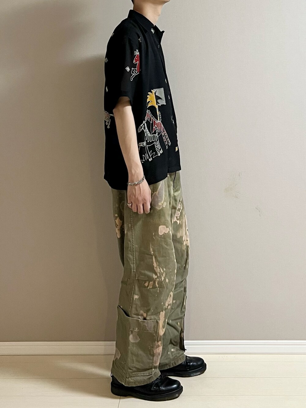 「柄シャツ、オープンカラーシャツ、半袖シャツ、古着MIX、カーゴパンツ、ワイドパンツ、革靴、夏コーデ、休日スタイル、used」｜「Y'sのアイテム（パンツ、グリーン系）」を使った、Honeyさん（メンズ・176cm）の夏コーディネートの2枚目の写真
