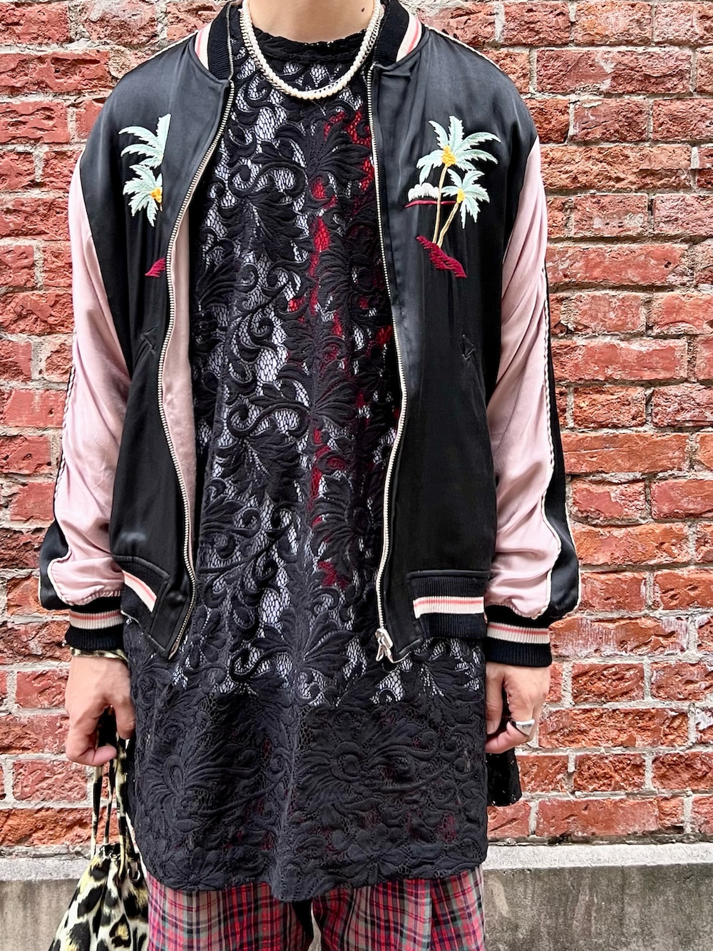 「キャップ、スカジャン、春コーデ、春アウター、レーストップス、チェックパンツ、スニーカー、春服」|「Vivienne Westwood MANのアイテム(パンツ、レッド系)」を使った、Honeyさん(メンズ・176cm)の春コーディネートの3枚目の写真