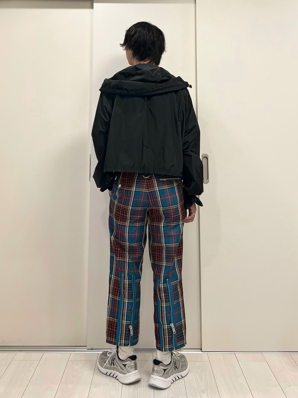 シルバー系のスニーカー、ブラック系のその他パンツ、ホワイト系のTシャツ/カットソーを着用したメンズの春コーディネートの3枚目の写真