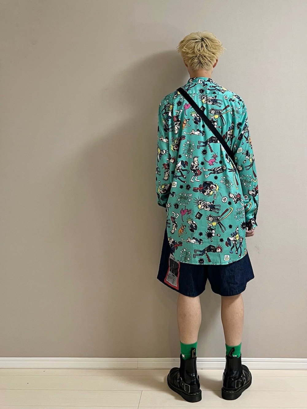 「秋服準備はじめました、シャツスタイル、シャツ、ショートパンツ、長袖、ブーツ、ミニバッグ、ゆるコーデ、秋のコーデ、休日スタイル」｜「yoshiokuboのyoshiokubo GROUNDFLOOR デニムショーツ（その他パンツ、ブルー系）」を使った、Honeyさん（メンズ・176cm）の夏コーディネートの3枚目の写真