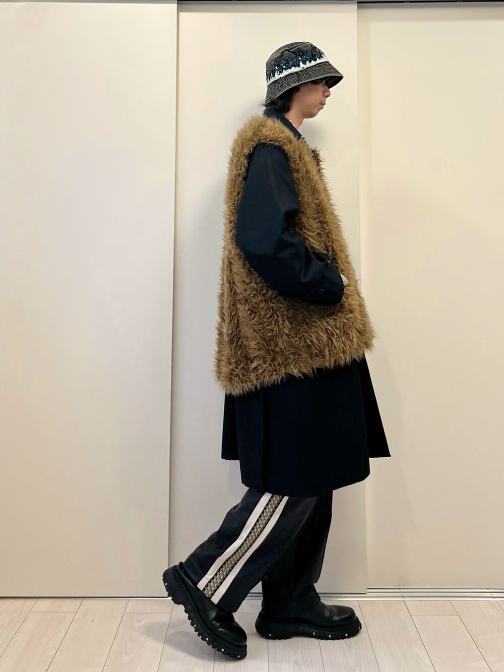 「真冬のあったかスタイル、メンズファッション、休日コーデ、ラフコーデ、オーバーサイズ、冬アウター、リラックススタイル、ロングコート、レイヤードスタイル、バケットハット」｜「SASQUATCHfabrix.のSYNTHETIC LEATHER TRACK PANTS（その他パンツ、ブラック系）」を使った、Honeyさん（メンズ・176cm）の冬コーディネートの2枚目の写真