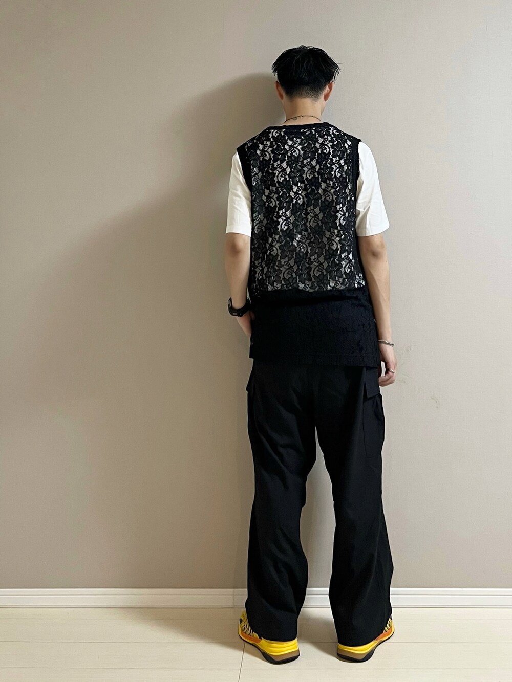 「白Tシャツ、みんなの白Tフェス、レース、レーストップス、スニーカー、シンプル、カジュアルコーデ、ワイドパンツ、カーゴパンツ、モノトーン、モード、スニーカーコーデ」｜「GUCCIのアイテム（スニーカー、イエロー系）」を使った、Honeyさん（メンズ・176cm）の夏コーディネートの3枚目の写真