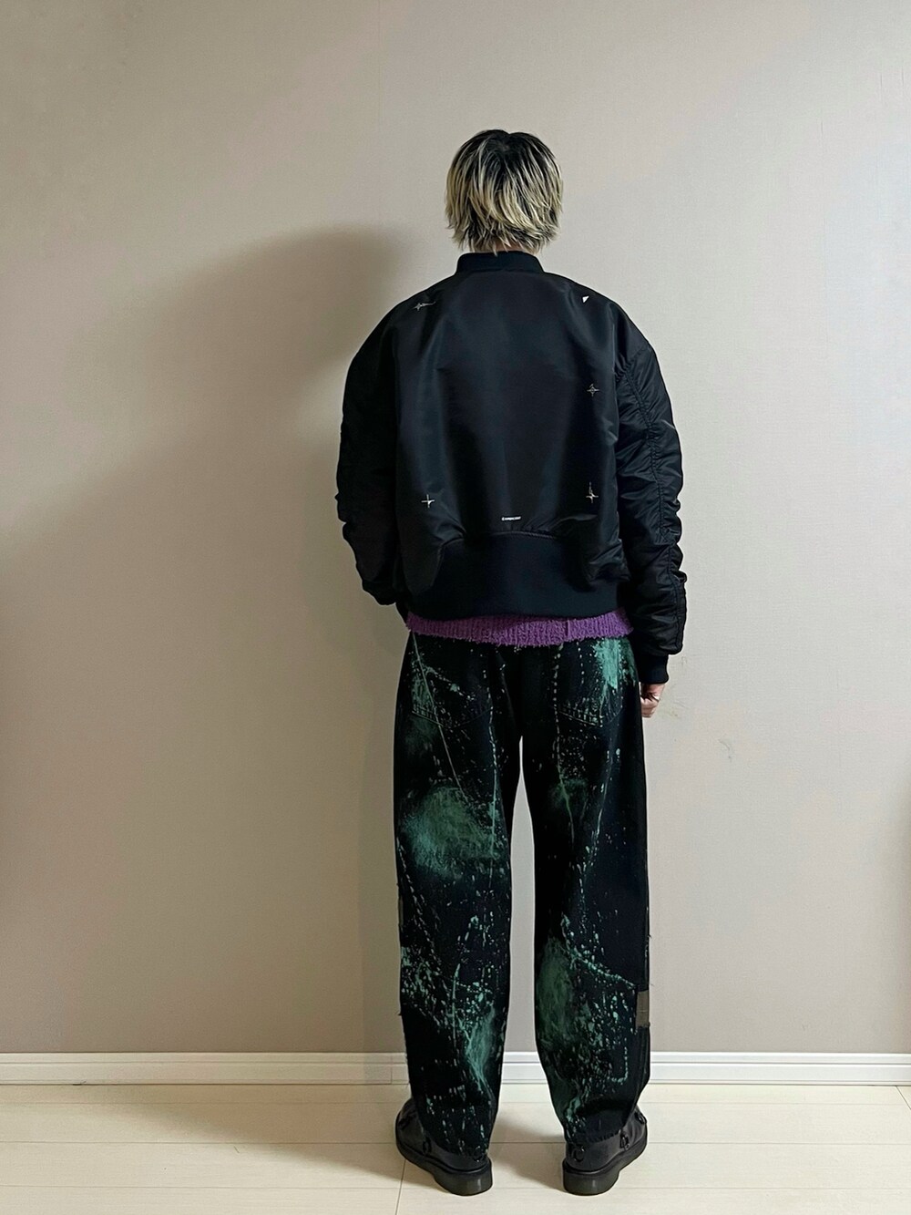 グリーン系のデニムパンツ、ブラック系のその他シューズ、パープル系のニット/セーターを着用したメンズの冬コーディネートの3枚目の写真