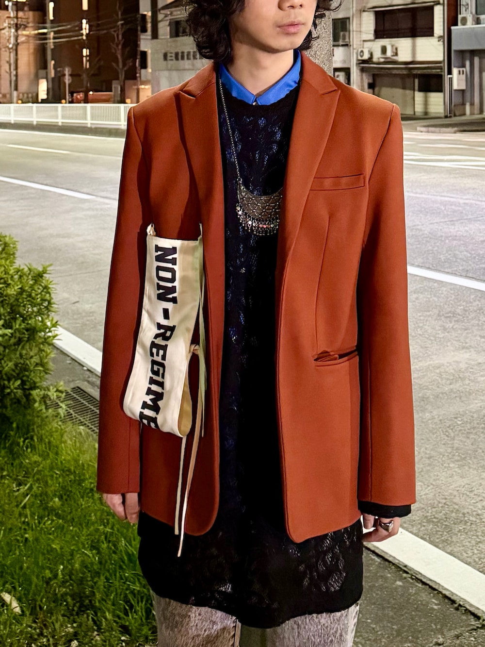 オレンジ系のその他アウター、ブラック系のデニムパンツ、ブラック系のTシャツ/カットソーを着用したメンズの春コーディネートの4枚目の写真