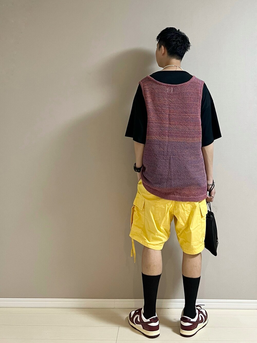 「Tシャツ、ベスト、ショートパンツ、カラーパンツ、スニーカー、夏コーデ、シンプルコーデ、オーバーサイズ、夏だ！Tシャツ着よう！、リラックススタイル、ミニバッグ、プチプラ、ストリート、ビックシルエット、休日スタイル」｜「NIKEのナイキ ダンク LOW SE ウィメンズシューズ / Nike Dunk Low SE Women's Shoes＜22.5-29cm 展開＞（スニーカー、ベージュ系）」を使った、Honeyさん（メンズ・176cm）の夏コーディネートの3枚目の写真