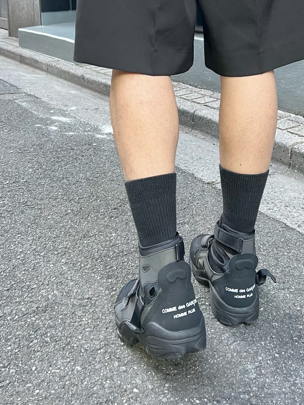 ブラック系のシューズ、ブラック系のその他パンツ、ブラック系のTシャツ/カットソーを着用したメンズの秋コーディネートの3枚目の写真