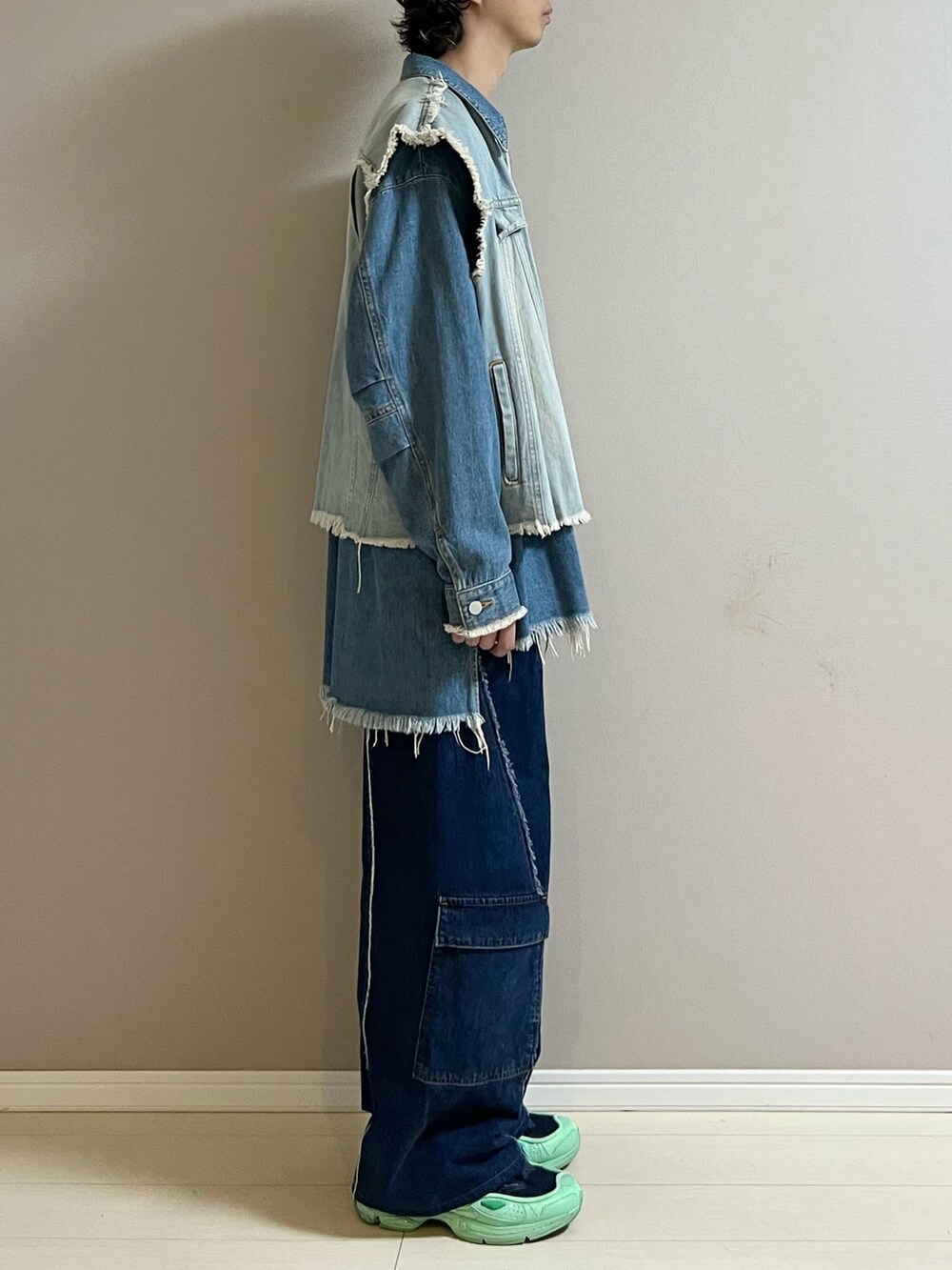 ブルー系のデニムパンツ、ブルー系のスニーカー、ブルー系のデニムジャケットを着用したメンズの春コーディネートの2枚目の写真