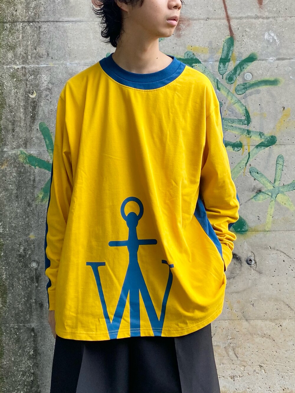「ロンT、イエロー、ショートパンツ、イージーパンツ、ハーフパンツ、スニーカー、厚底シューズ、ビッグシルエット、シンプル、リラックススタイル、春コーデ、JWANDERSON、ADANS、GUCCI」｜「JW AndersonのHALF ANCHOR LS T SHIRT（Tシャツ/カットソー、イエロー系）」を使った、Honeyさん（メンズ・176cm）の春コーディネートの3枚目の写真