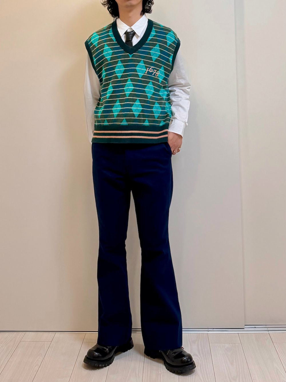 ブルー系のその他パンツ、ブラック系のドレスシューズ、グリーン系のベストを着用したメンズの春コーディネートの4枚目の写真