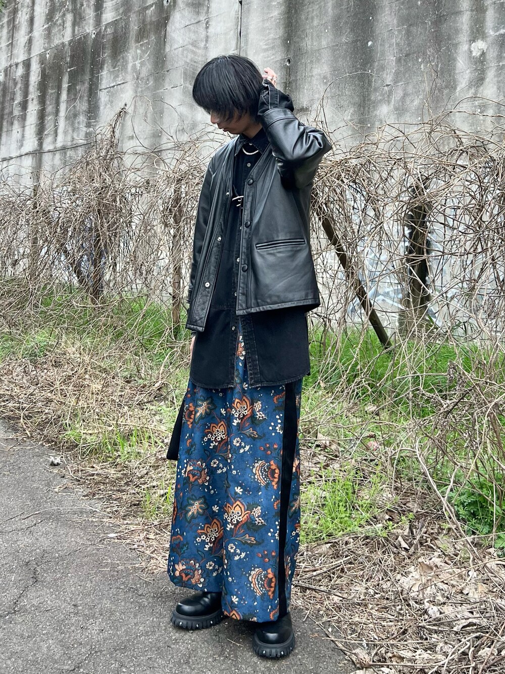「レザージャケット、デニムシャツ、ワイドパンツ、ミュール、厚底シューズ、休日スタイル、春コーデ、韓国ファッション、ラインパンツ、いまどきジャケット写真」｜「CANNABISのPHILEO 017 - MASSIVE MULE (017S22VB)（ドレスシューズ、ブラック系）」を使った、Honeyさん（メンズ・176cm）の春コーディネートの2枚目の写真