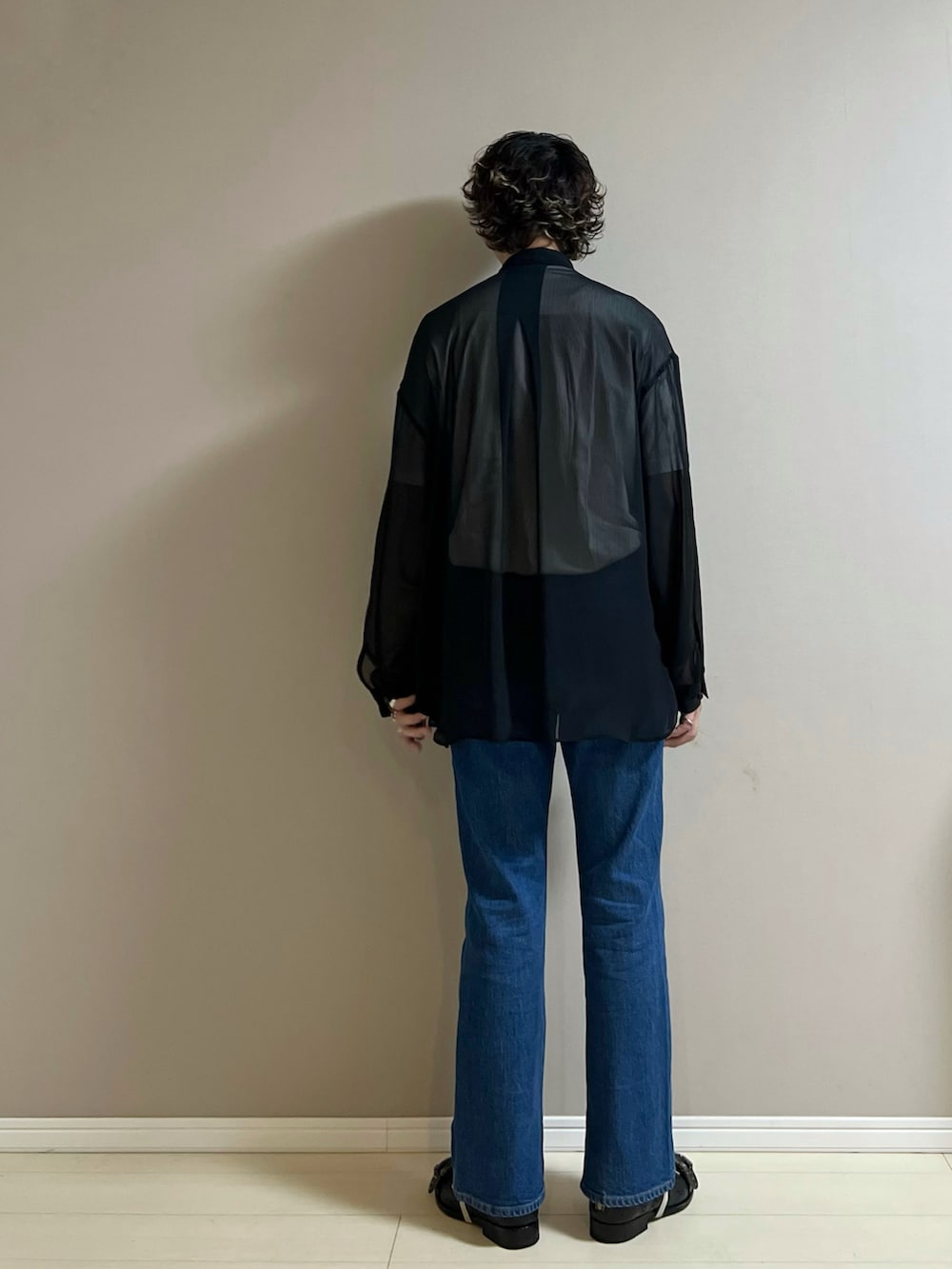 「シアーシャツ、シャツスタイル、シャツ、Tシャツ、デニム、デニムパンツ、革靴、春のNewスタイル、休日スタイル、カジュアルコーデ、シンプルコーデ」｜「green label relaxingのレディ デニム  パンツ（デニムパンツ、ブルー系）」を使った、Honeyさん（メンズ・176cm）の春コーディネートの3枚目の写真