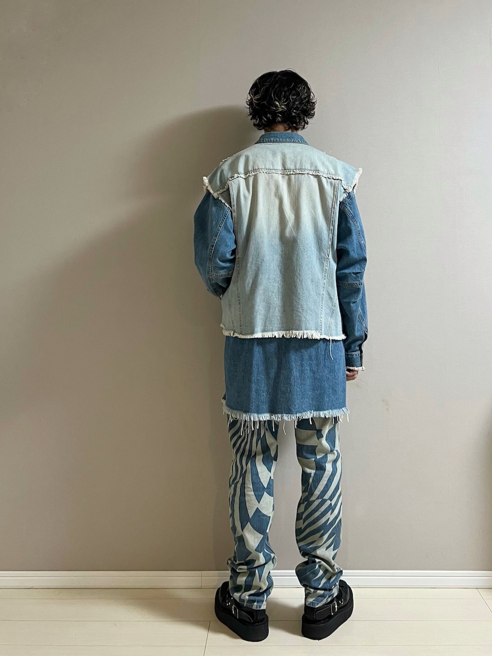 ブラック系のシューズ、ブルー系のパンツ、ブルー系のデニムジャケットを着用したメンズの春コーディネートの3枚目の写真