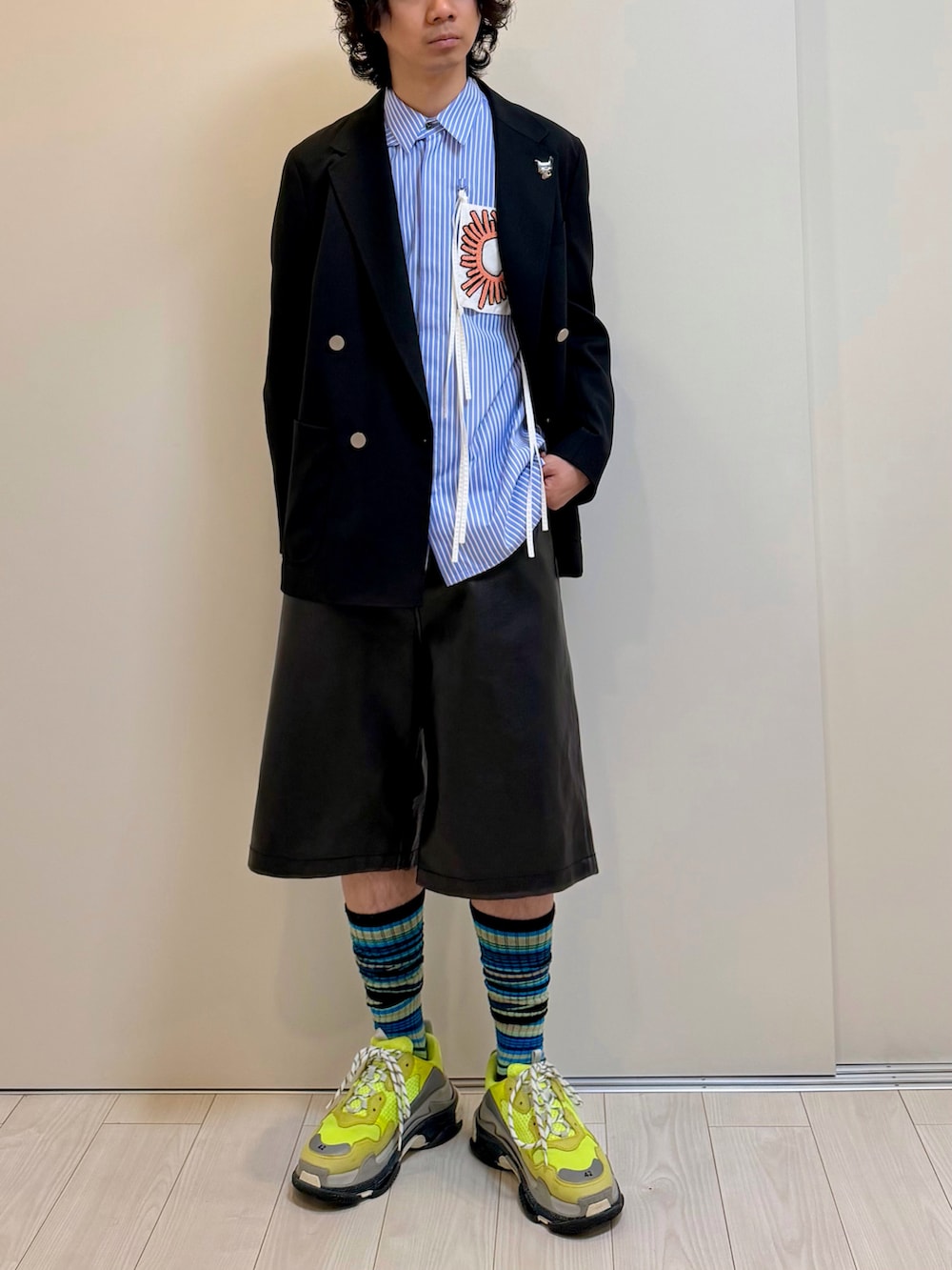 ブラック系のテーラードジャケット、その他のシャツ/ブラウス、ブラック系のその他パンツを着用したメンズの春コーディネートの4枚目の写真