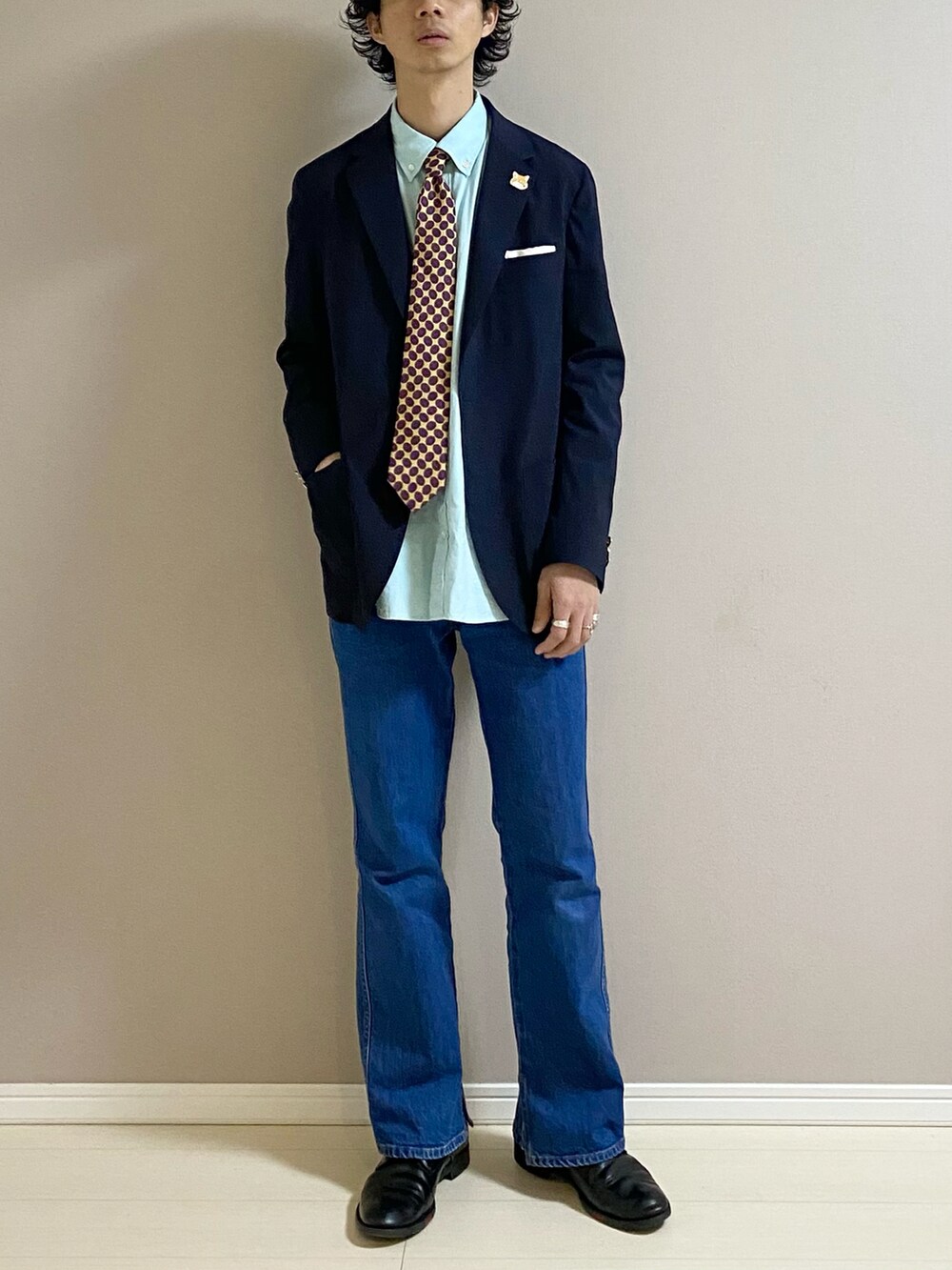「ブレザー、ジャケット、シャツスタイル、ネクタイ、フレアパンツ、デニムパンツ、革靴、フォーマル、green label relaxing、united arrows、GUCCI、タイドアップ」｜「GUCCIのプレーントゥシューズ（ドレスシューズ、ブラック系）」を使った、Honeyさん（メンズ・176cm）の冬コーディネートの2枚目の写真